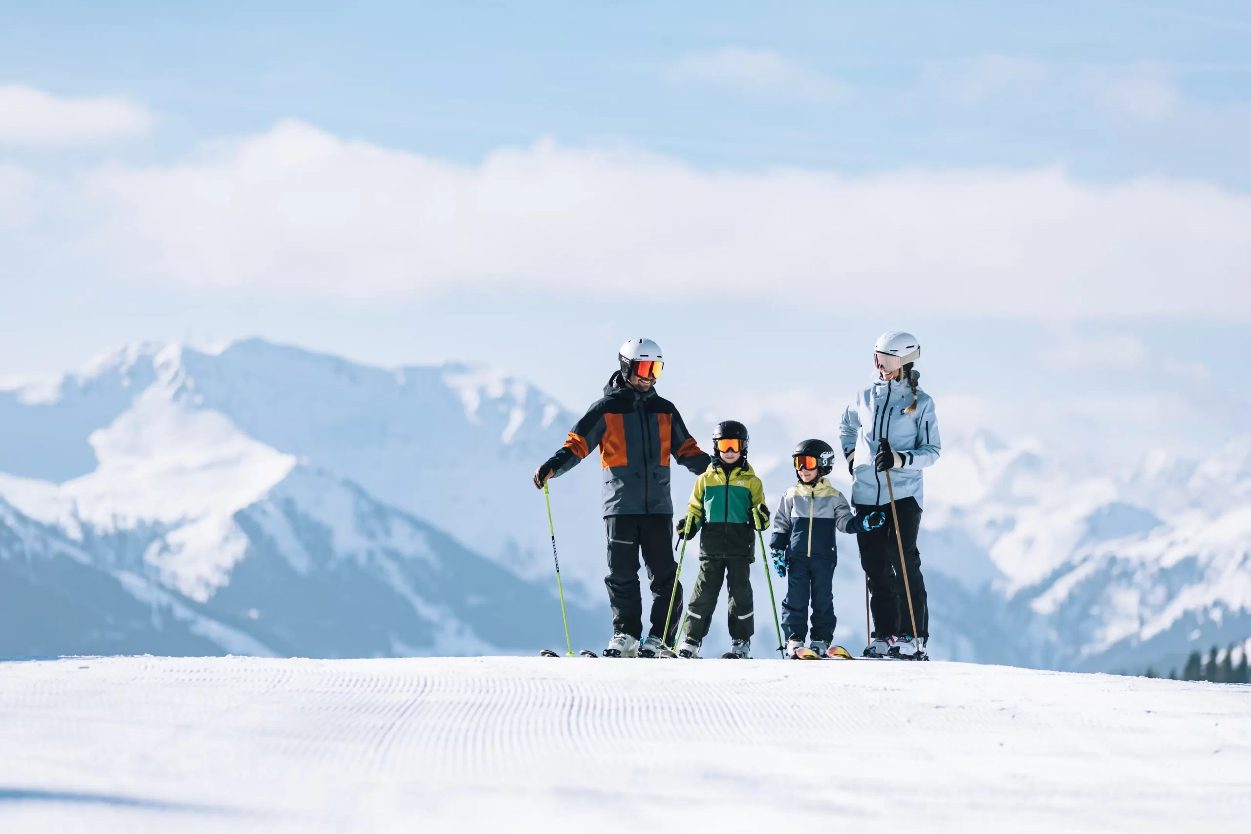 Wintersporters genieten van het uitzicht in Fieberbrunn